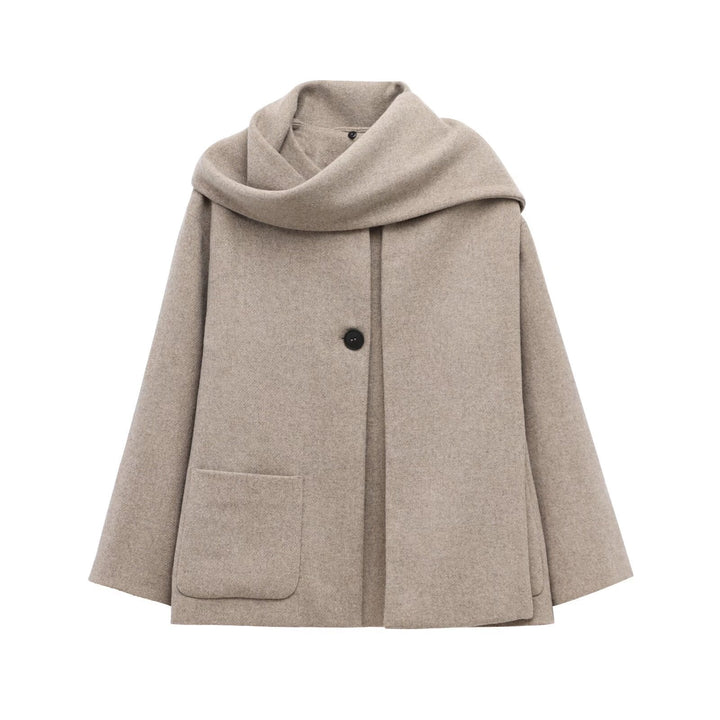 Manteau long femme chic couleur kaki avec col enveloppant, idéal pour la mode hivernale élégante.