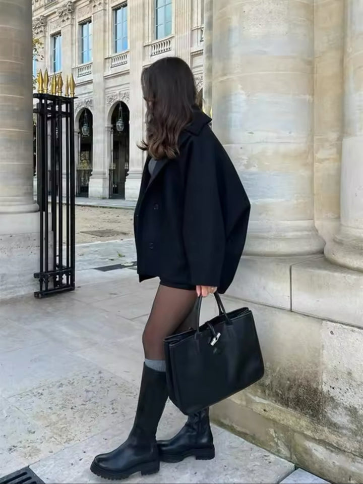 Manteau élégant femme coupe oversize, vêtement d'extérieur tendance pour l'hiver.