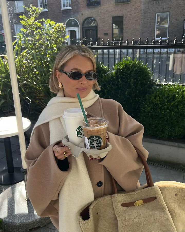 Manteau hiver femme tendance, coupe oversize ample, parfait pour un look élégant et décontracté.