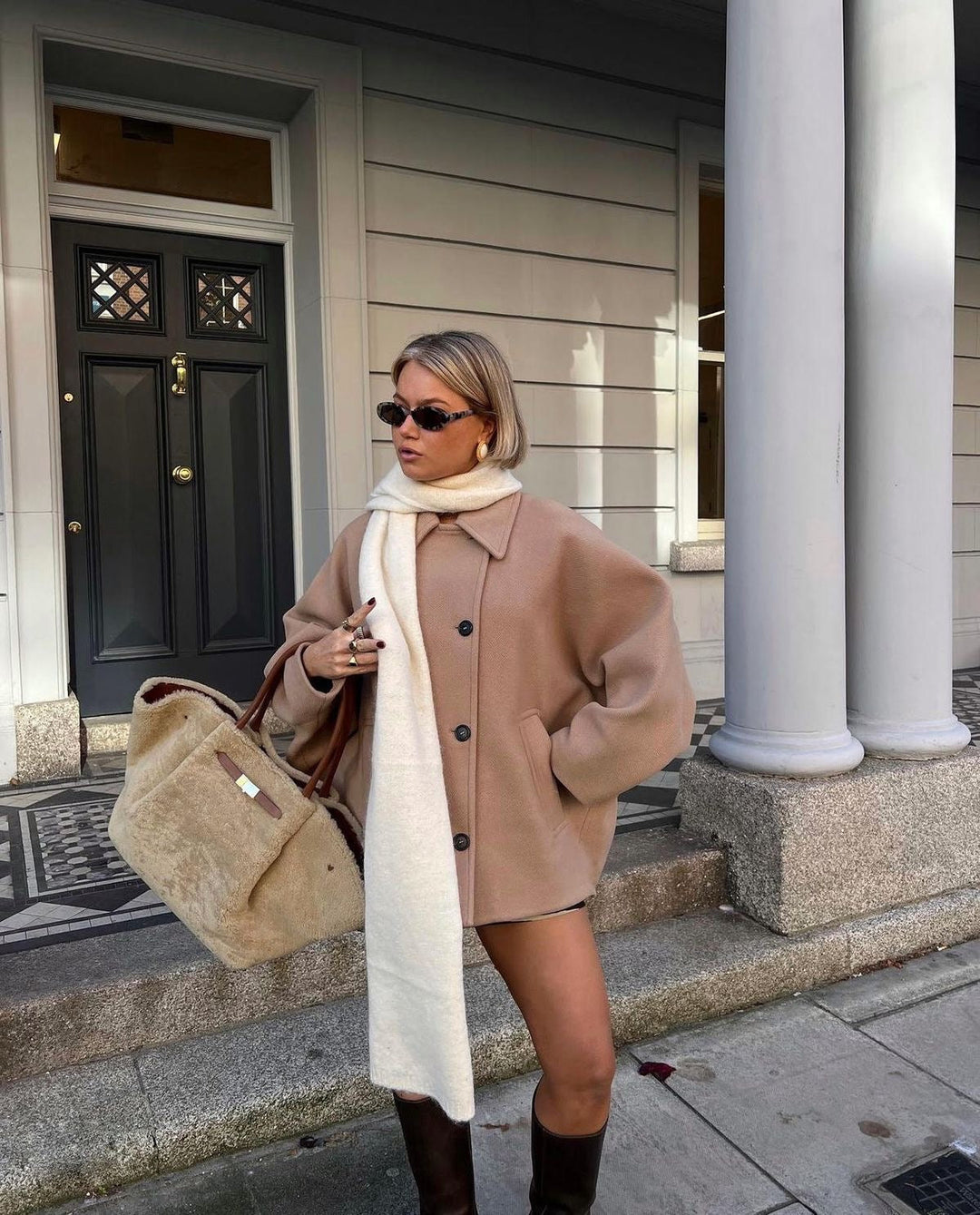 Manteau chic femme oversize, idéal pour l'hiver, alliant élégance et chaleur.