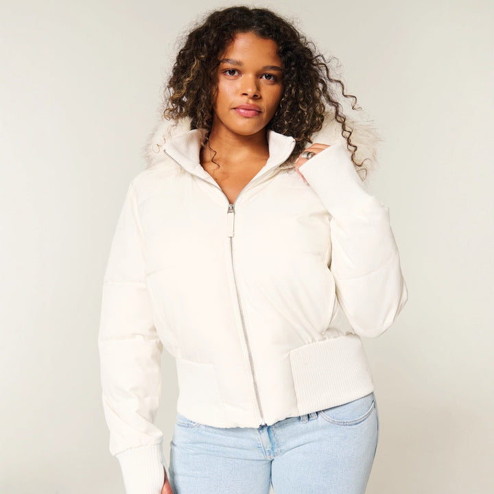 Manteau hiver femme Helena élégant, chaud, avec capuche amovible et col fourrure. Idéal tenue urbaine chic.