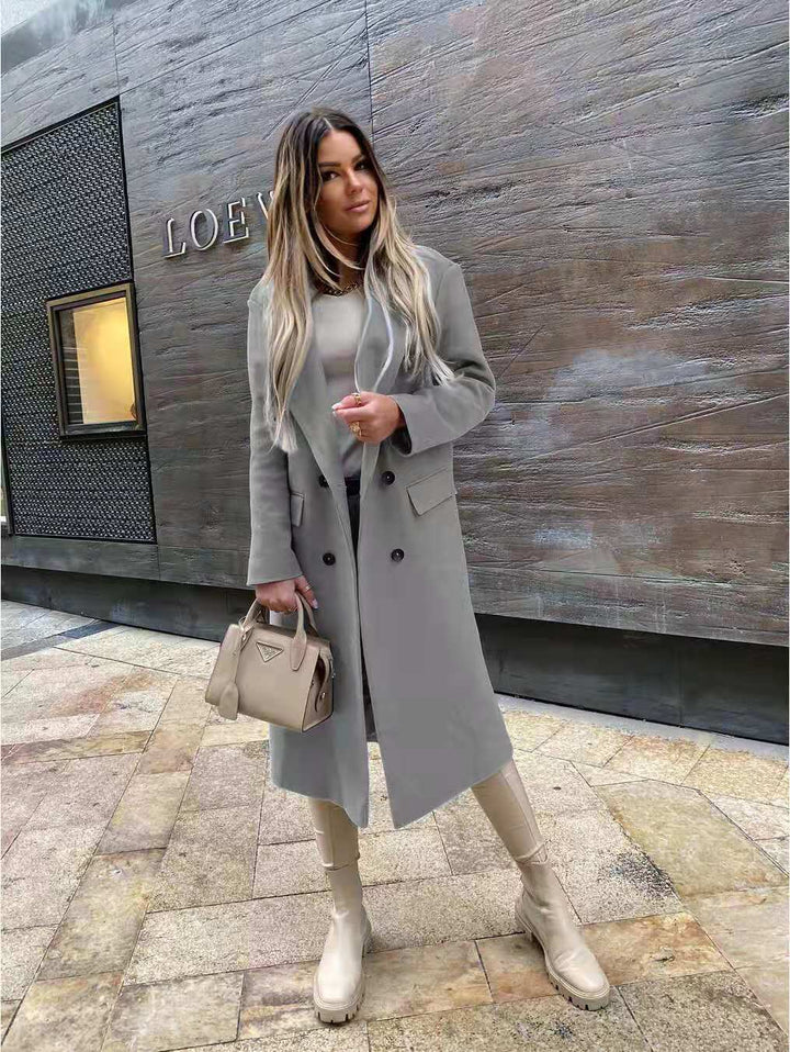 Manteau femme classique, couleur vert forêt, avec doublure chaude et fermeture à boutons, confortable.