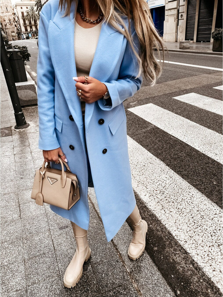 Manteau femme classique noir, avec grands boutons dorés, parfait pour l'hiver et la mode urbaine.