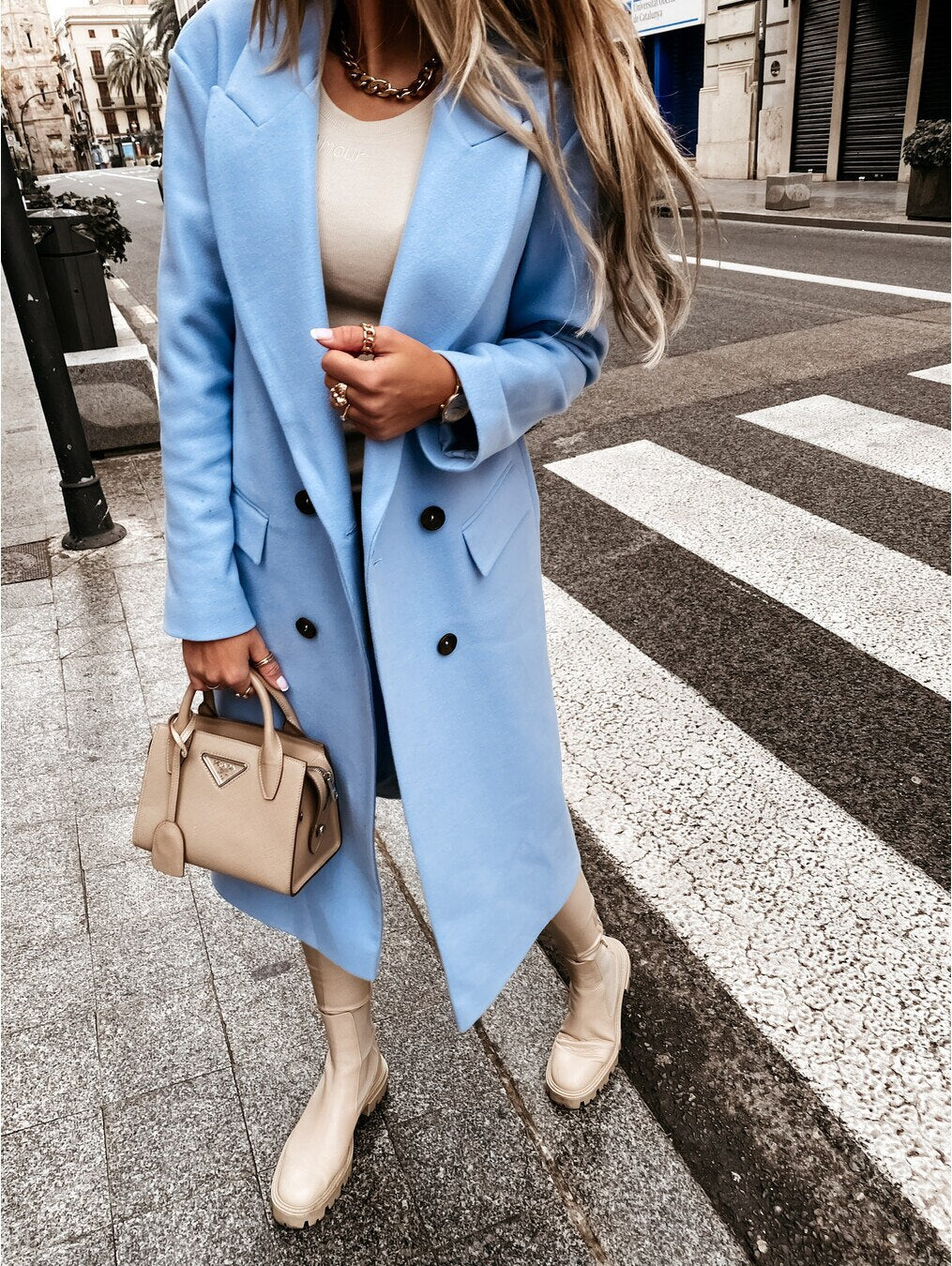 Veste d'hiver élégante pour femme, couleur beige, avec rangée de boutons, très chic et chaude.