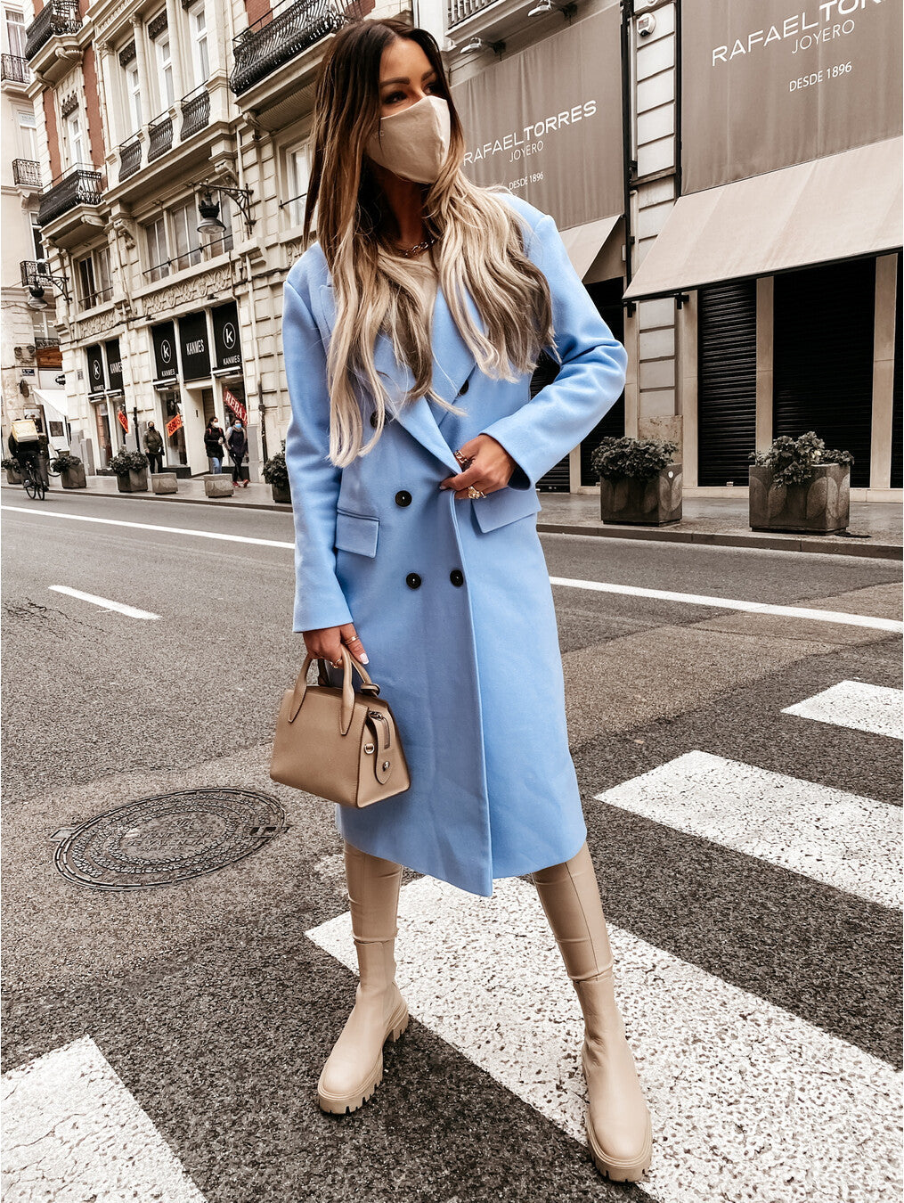 Manteau long femme en laine, couleur gris anthracite, avec boutons distinctifs, pour l'hiver froid.
