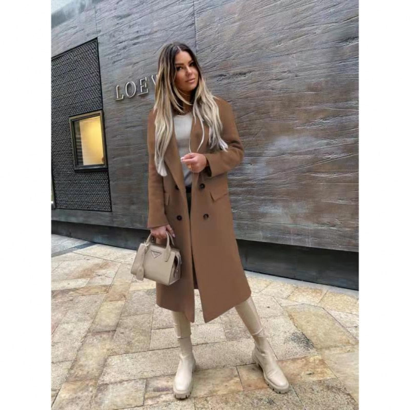 Manteau femme chaud coupe droite, couleur bordeaux, avec boutons contrastants, style classique intemporel.