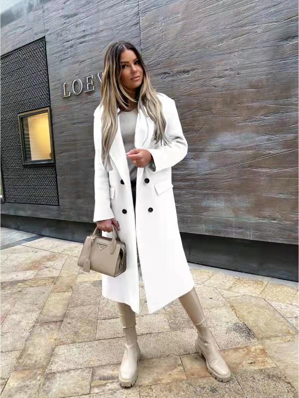 Manteau femme élégant pour l'hiver, couleur marine, avec col revers et fermeture à boutons discrets.