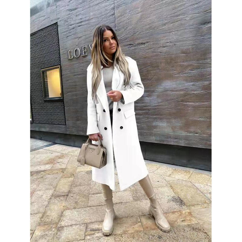 Manteau femme chic en tissu épais, couleur camel, avec ceinture et boutons, pour un hiver stylé.