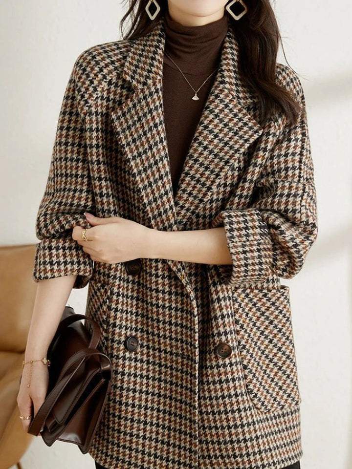 Manteau femme chaud et long à carreaux, coupe oversize chic, idéal pour l'hiver et un look tendance.