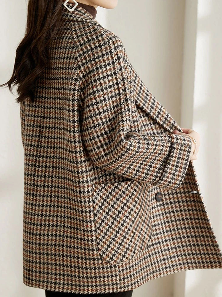 Manteau femme long à carreaux, style oversize moderne, parfait pour un look hivernal chic et décontracté.