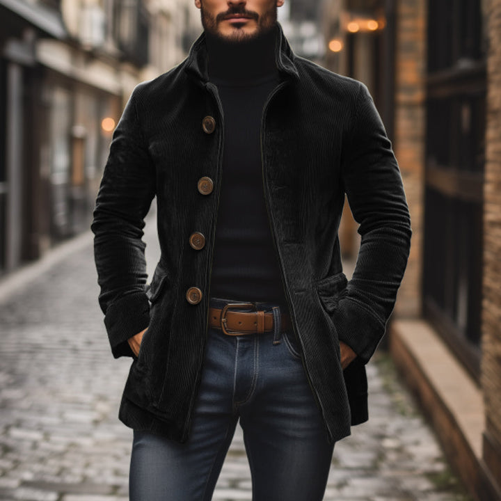 Manteau homme élégant, silhouette slim, idéal pour les occasions formelles et informelles en automne.
