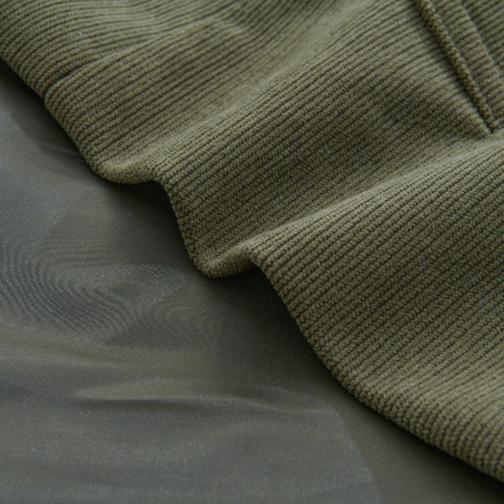 Manteau homme sophistiqué, coupe slim mettant en valeur la silhouette, col montant protecteur.