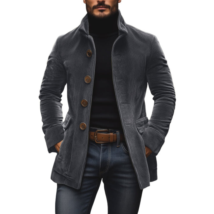 Détail du col montant élégant sur manteau homme coupe slim, un classique moderne pour l'hiver.