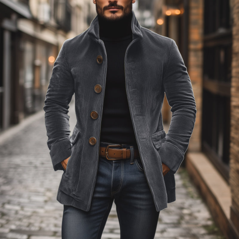 Manteau homme moderne, poches latérales et coupe ajustée, reflétant une élégance décontractée.