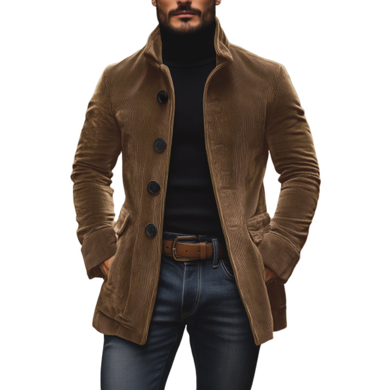 Vue frontale du manteau homme slim, col montant distinctif, un incontournable chic de saison.