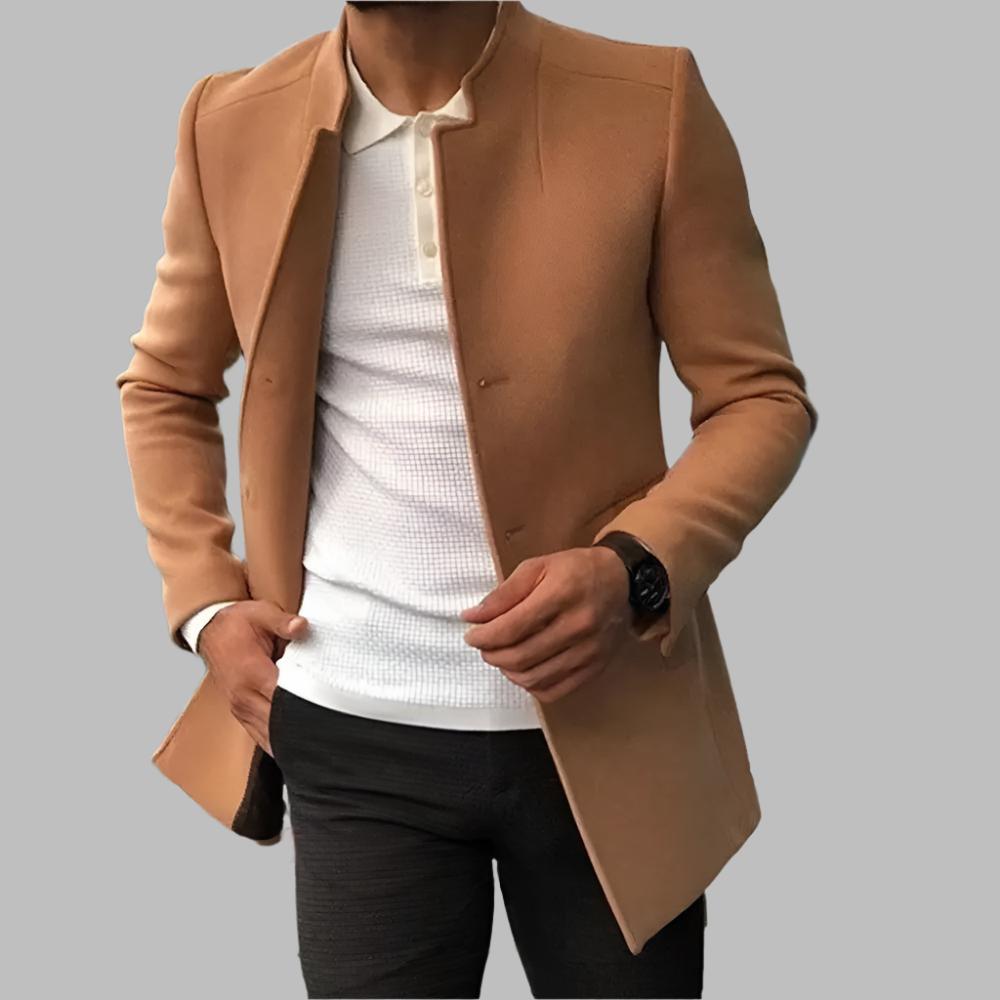 Détail gros plan du tissu d'un manteau homme élégant, texture douce et chaude. Confortable pour les saisons froides.