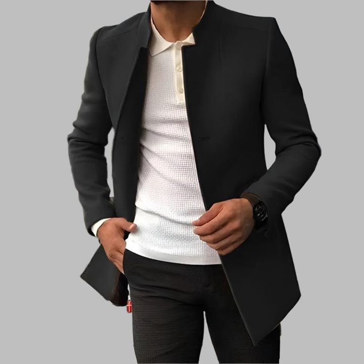 Homme portant un manteau élégant bleu marine, allure chic et moderne. Parfait pour le bureau ou une soirée hivernale.