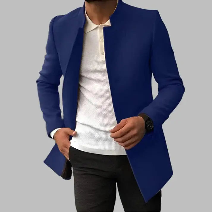 Vue arrière d'un manteau homme élégant, coupe parfaite et finitions soignées. Confortable pour un look chic au quotidien.