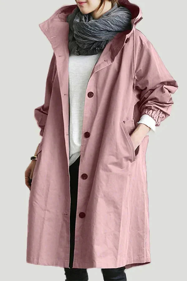 Manteau imperméable femme urbain marron, avec capuche oversize, offrant protection et style pour l'automne.