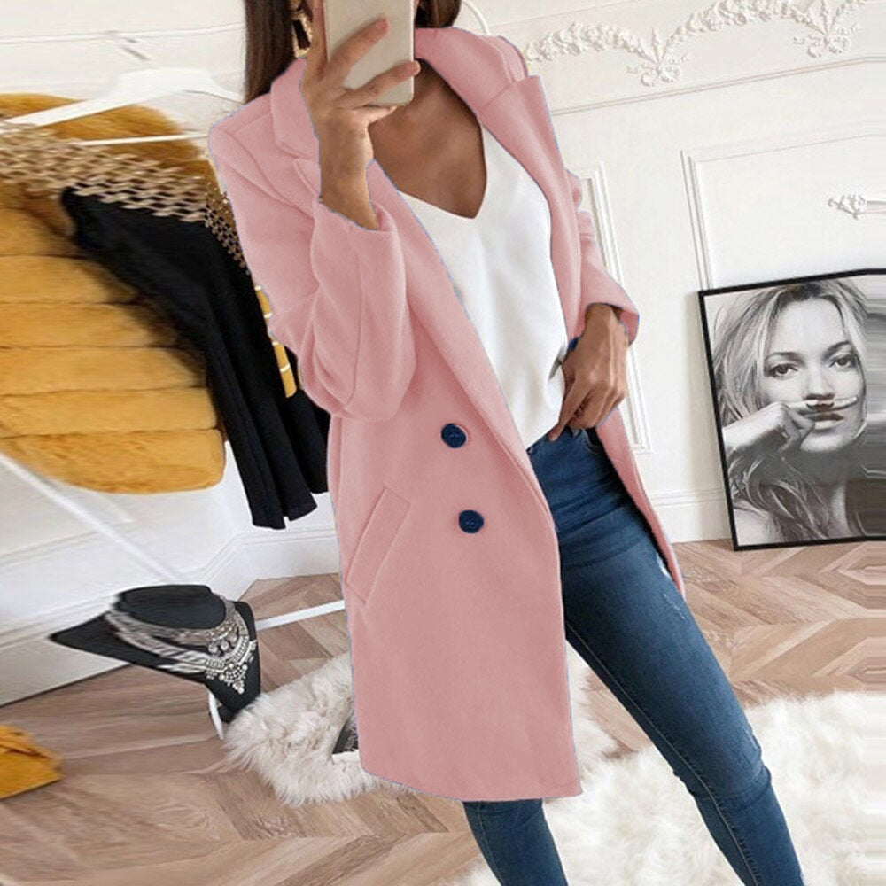 Silhouette femme en manteau long d'hiver, confortable et élégant. Un classique intemporel pour rester au chaud.