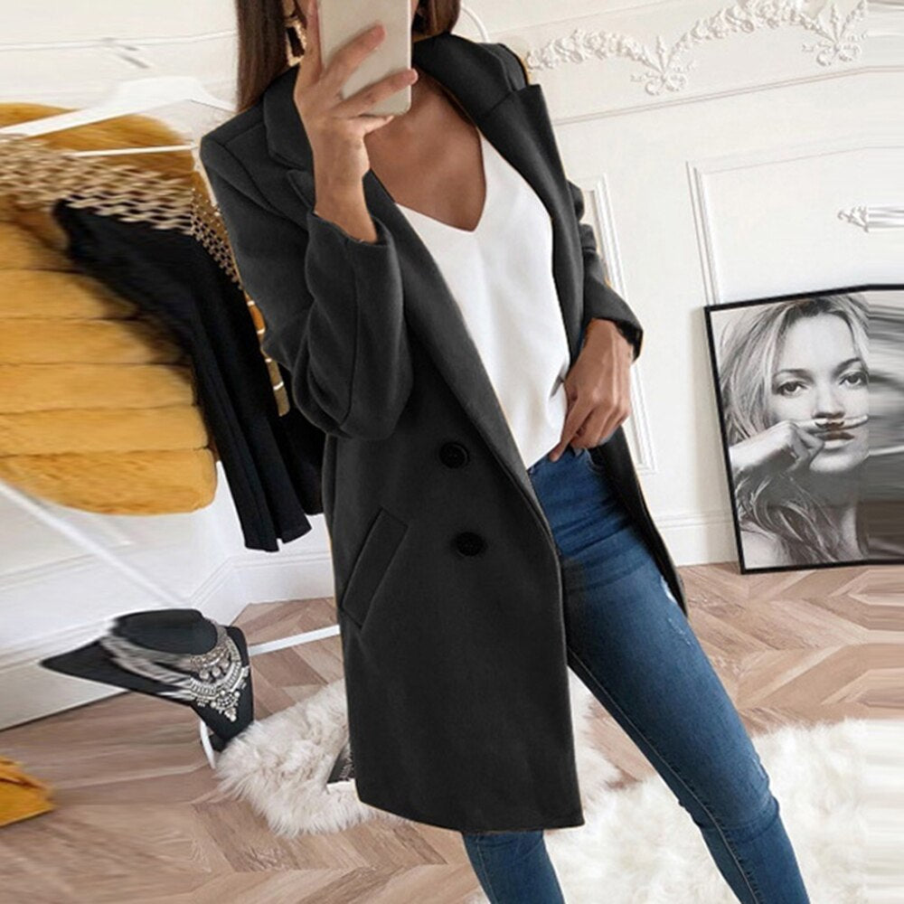 Manteau long femme boutonné, col revers classique, idéal pour une tenue hivernale élégante et chaude.