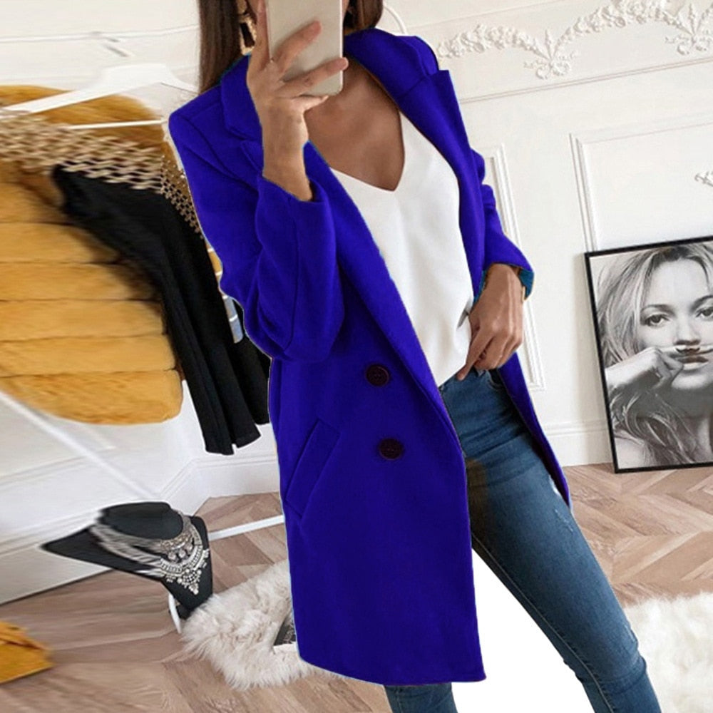 Femme en manteau long chic et chaud, vêtement extérieur élégant pour affronter l'hiver avec style.