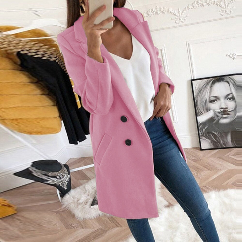 Détail d'un manteau long femme, col revers et boutons apparents. Un style chic et chaud pour l'hiver.