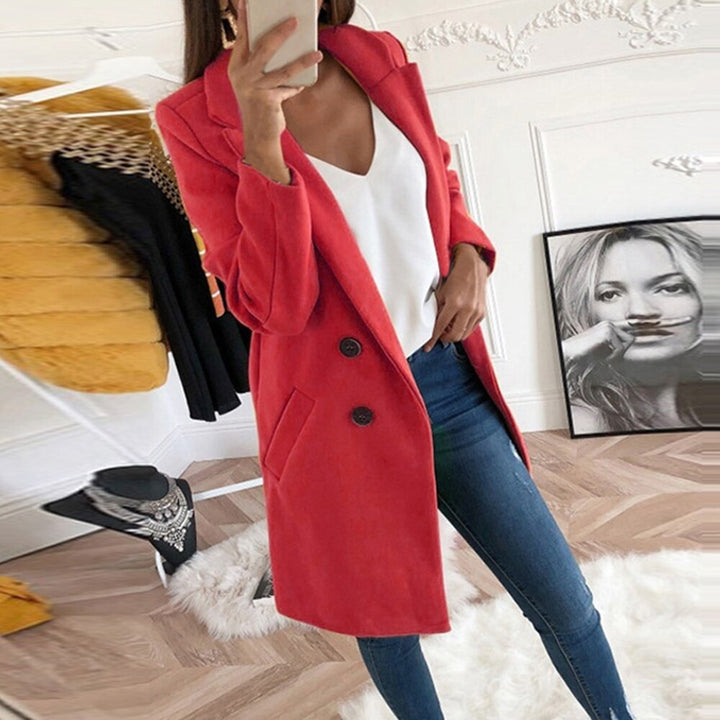 Manteau long femme coupe droite, chic et élégant. Un vêtement chaud parfait pour la mode hivernale.