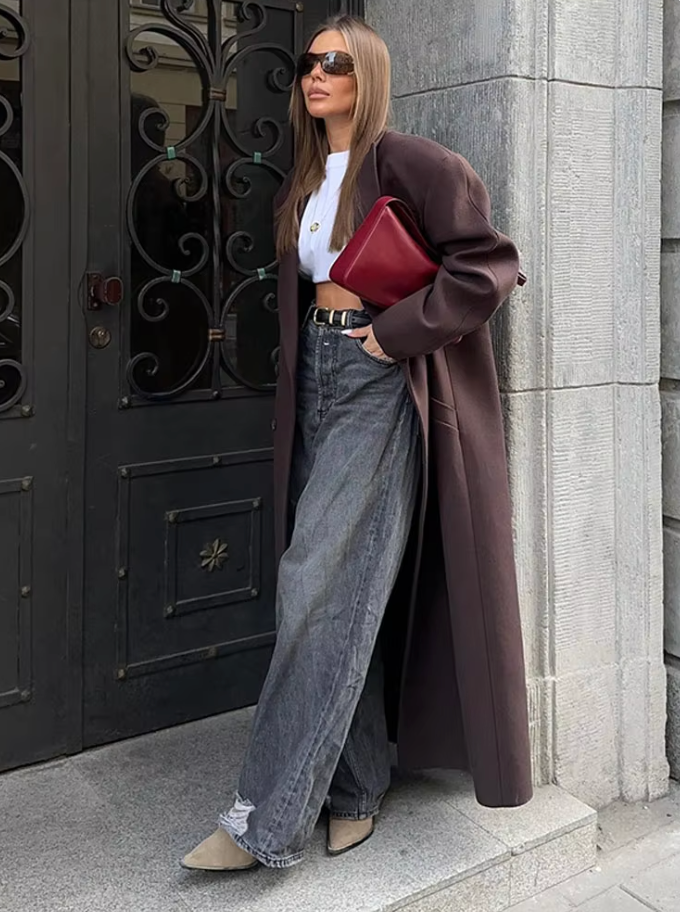 "Manteau long classique femme hiver élégant avec col imposant, coupe ajustée, couleur neutre, idéal saisons froides."
