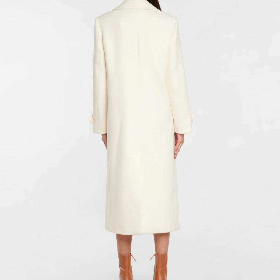 Manteau femme élégant à coupe longue et croisée. Vêtement extérieur intemporel, chic pour automne-hiver.