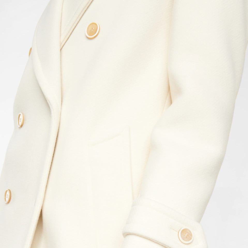 Manteau long femme, design croisé chic. Vêtement élégant et sophistiqué pour l'hiver, style intemporel.