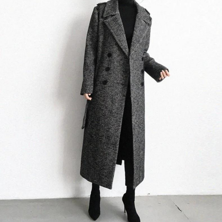 Vêtement extérieur long à carreaux pour femme, style hivernal chic, parfait pour un look élégant.