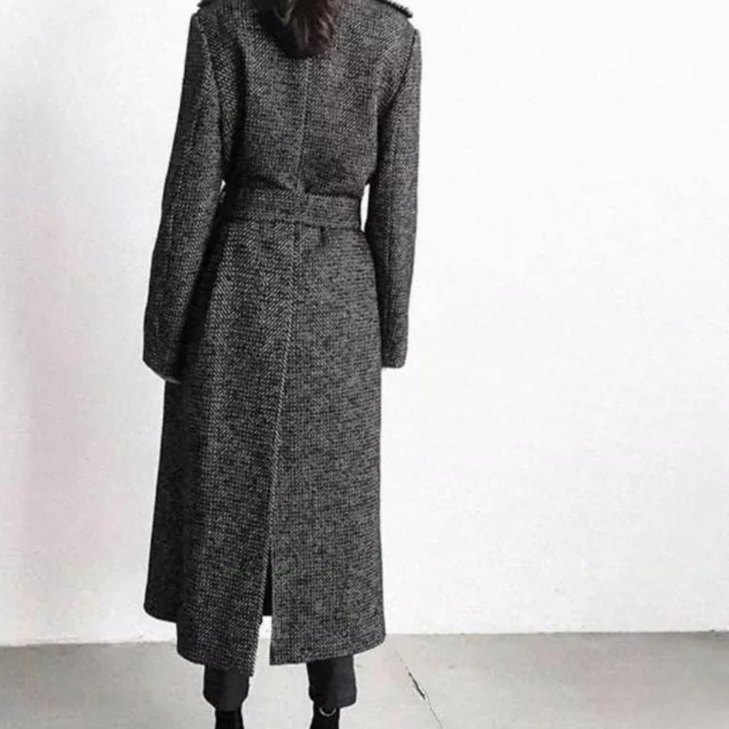 Manteau chic à carreaux pour femmes, coupe longue, idéal pour une allure élégante en hiver.