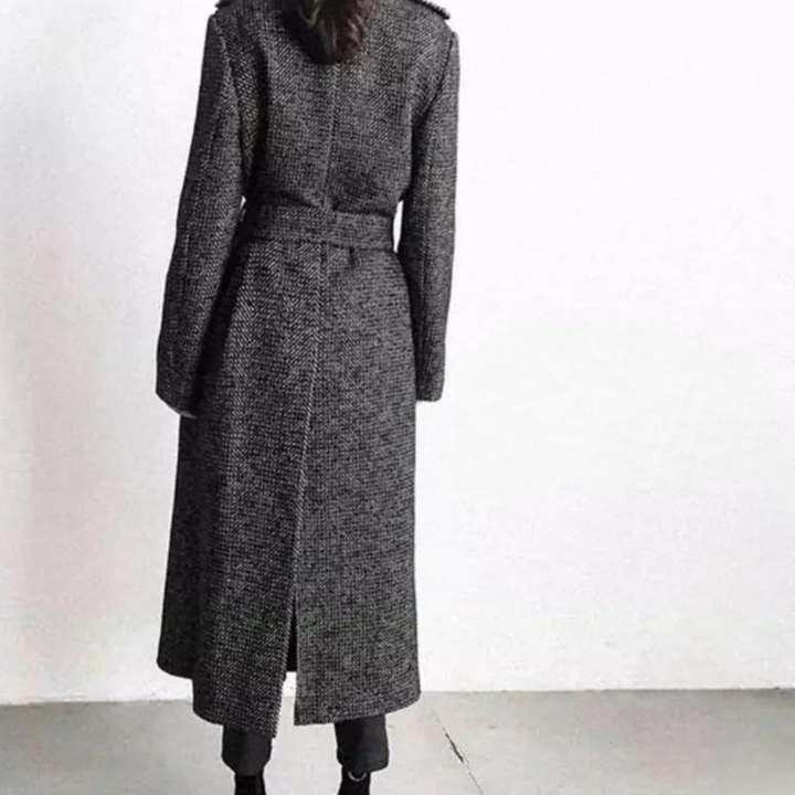 Manteau chic à carreaux pour femmes, coupe longue, idéal pour une allure élégante en hiver.