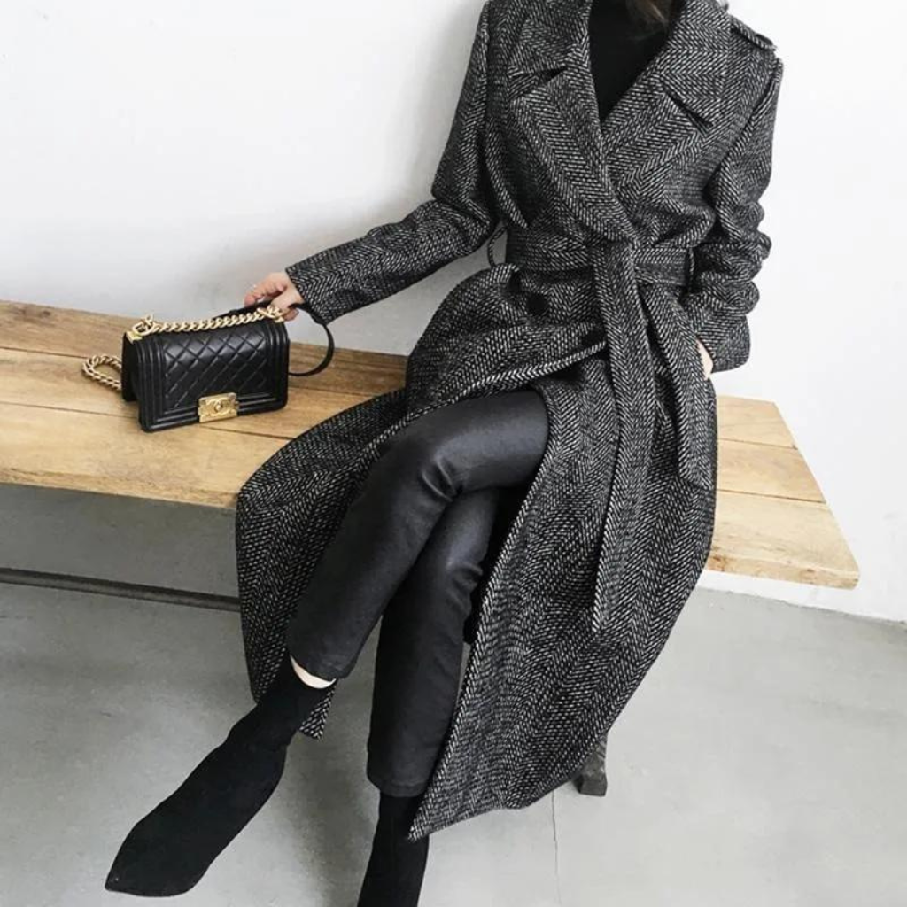 Mode féminine : Manteau long à carreaux pour femmes, pièce tendance et confortable pour l'hiver.