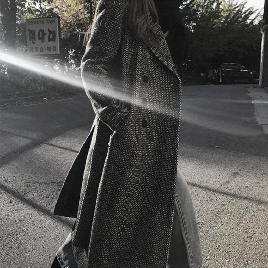 Élégant manteau long à carreaux pour femme, parfait pour la saison froide et un style tendance.