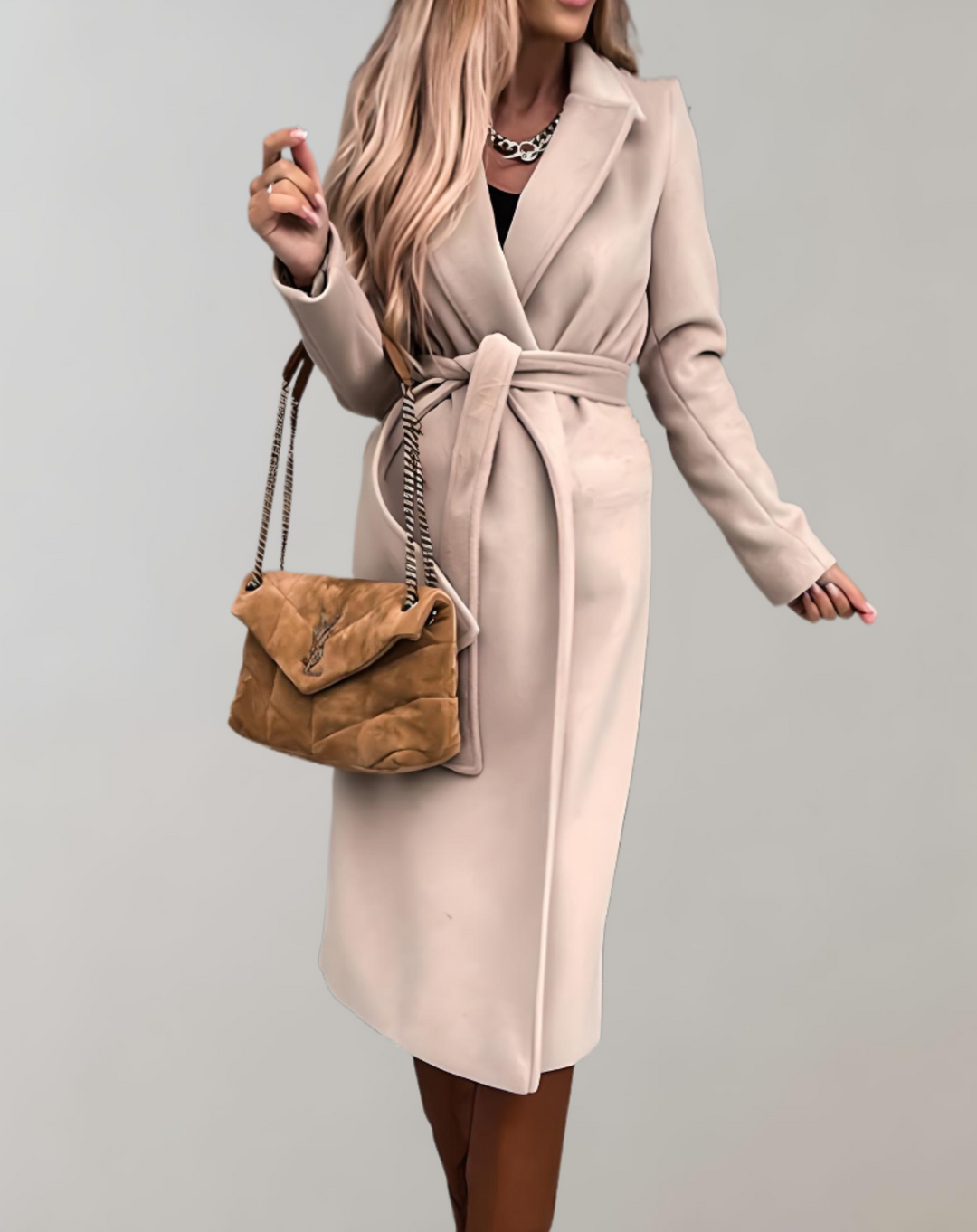 Manteau long femme ceinturé, chaud pour l'hiver. Élégant, il sublime la silhouette avec mode.
