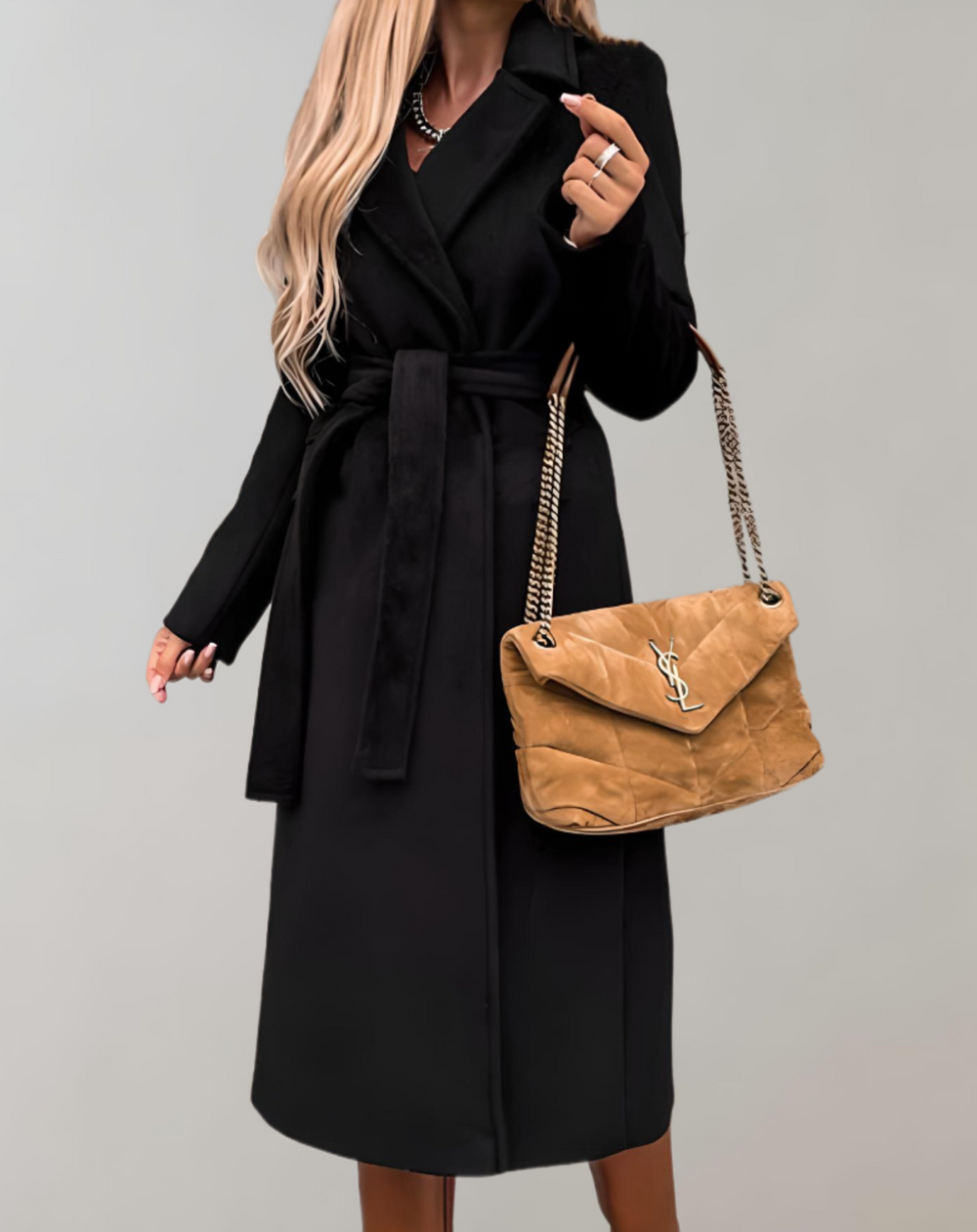Chic manteau long femme ceinturé, polyvalent pour l'extérieur. Idéal pour une mode hiver élégante et chaude.
