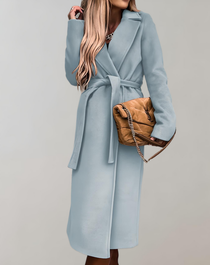 Manteau long femme ceinturé, flatteur pour la silhouette. Luxe et chaud, essentiel pour un hiver mode et chic.