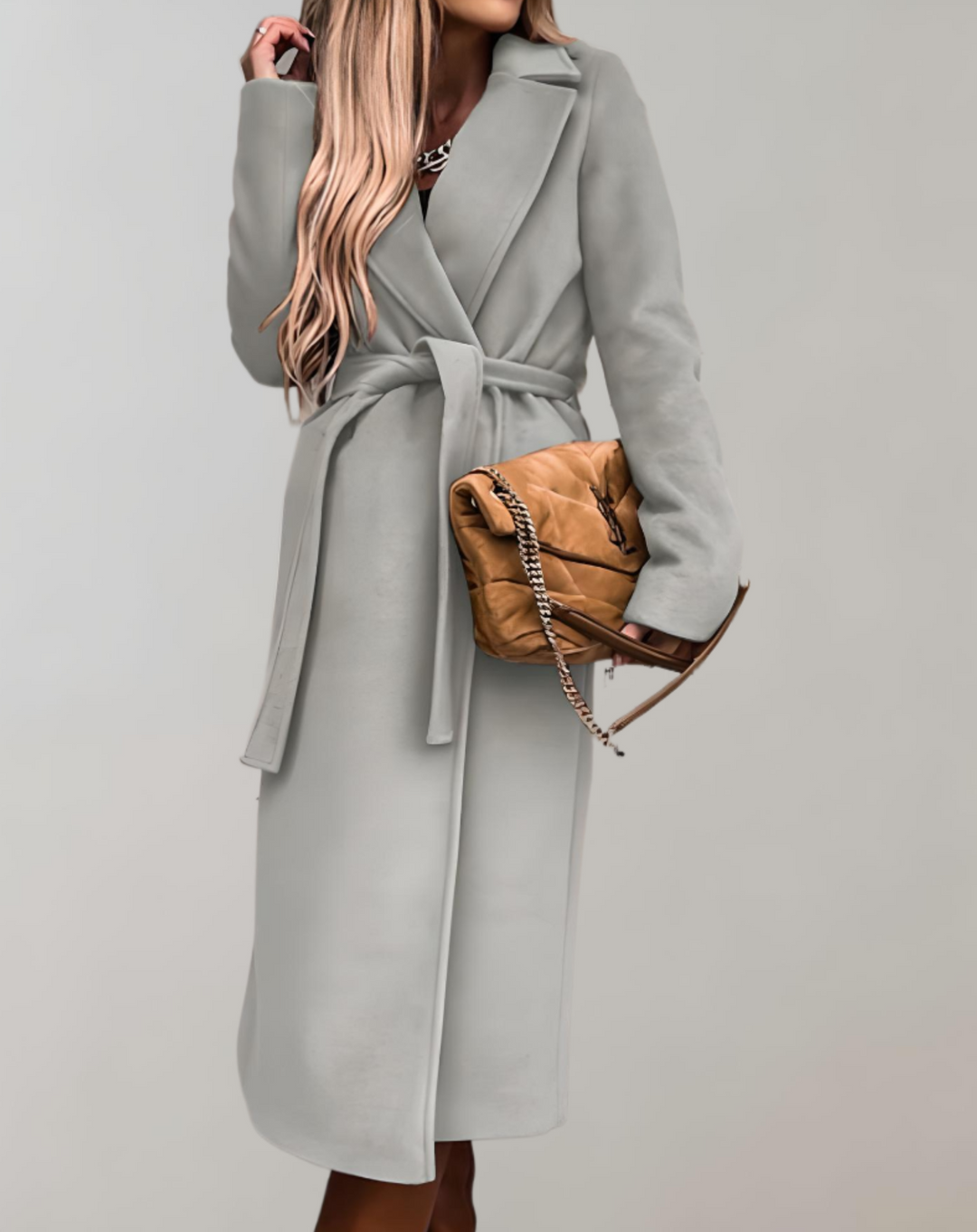 Élégant manteau long femme, ceinturé, chaud et chic. Parfait pour une allure mode luxueuse cet hiver.