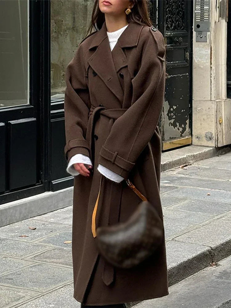Manteau long femme, col revers, double boutonnage. Coupe ample et élégante. Idéal pour l'hiver.
