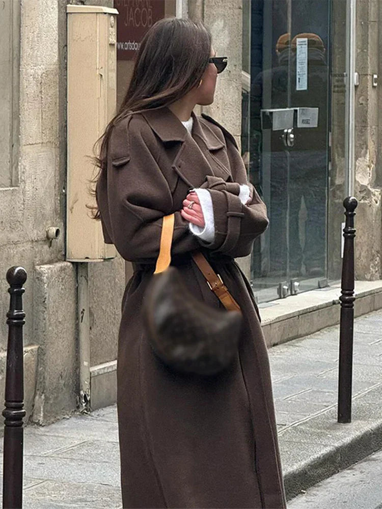 Manteau long femme, col revers, double boutonnage. Coupe ample et élégante. Idéal pour l'hiver.
