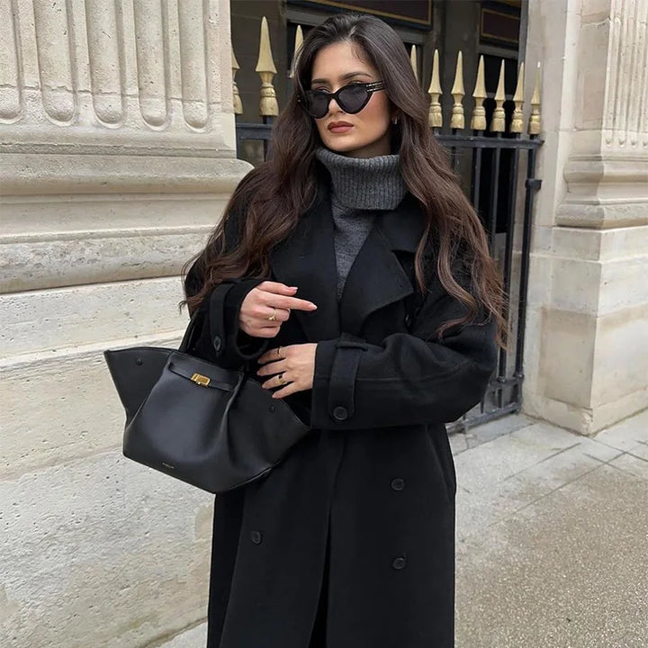 Manteau long femme, col revers, double boutonnage. Coupe ample et élégante. Idéal pour l'hiver.