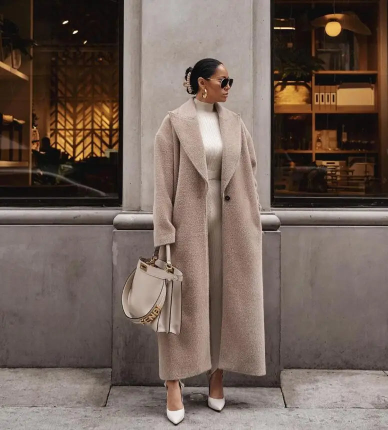 "Manteau long femme élégance hiver, couleur sobre, coupe classique, col montant, poches pratiques, idéal jours froids."