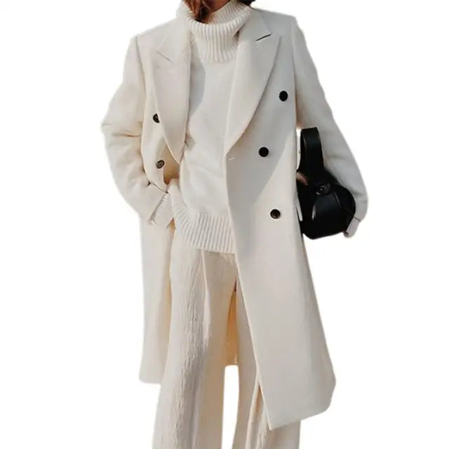 Détail: Col du manteau long femme en laine. Style sophistiqué pour l'hiver.