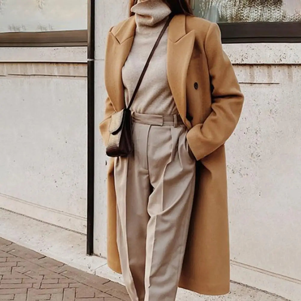 Manteau femme en laine chic et élégant, parfait pour une tenue d'hiver raffinée et confortable.