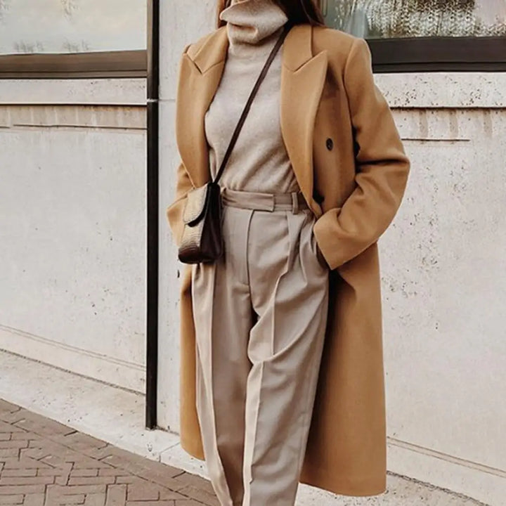 Manteau femme en laine chic et élégant, parfait pour une tenue d'hiver raffinée et confortable.