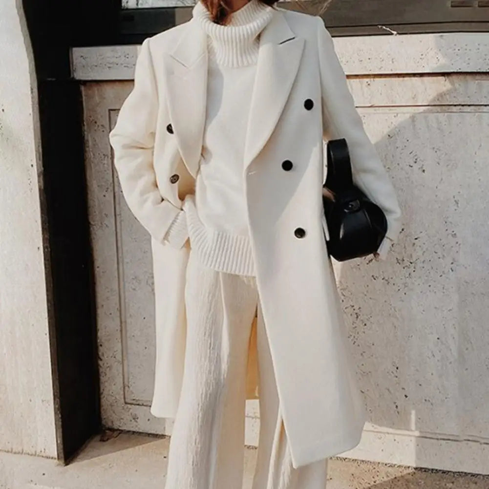 Manteau long femme, chaud en laine. Tient confortablement au chaud pour un look hivernal chic.