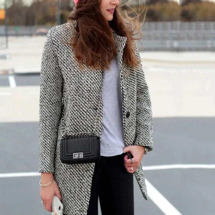 Manteau long femme en tweed de luxe, coupe classique pour l'hiver. Idéal pour une tenue élégante et moderne.