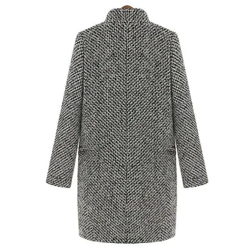 Manteau long femme chic en tweed, polyvalent pour un vestiaire élégant. Idéal pour soirée ou quotidien.
